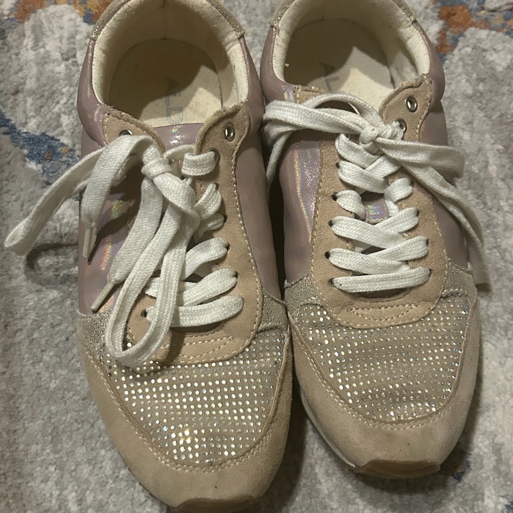 Stylish Women's Sneakers with Rhinestone Detail